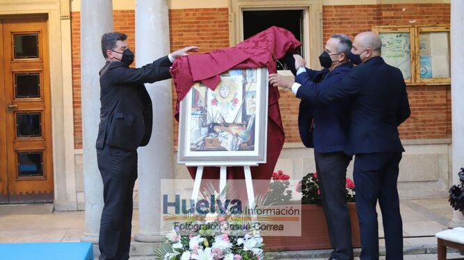 Los presidentes de la Hermandad Matriz, de Huelva y de Emigrantes descubren el cartel anunciador.