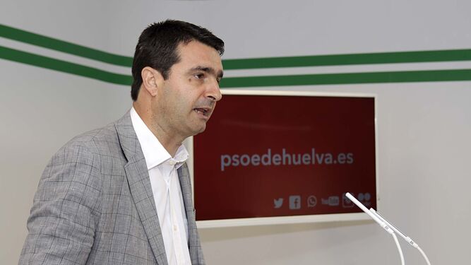 Amaro Huelva durante una rueda de prensa en la sede socialista.