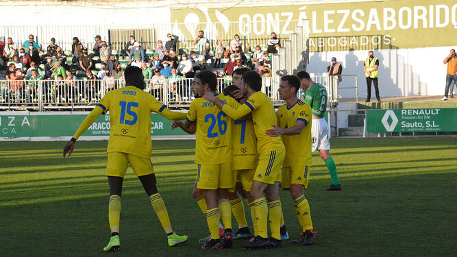 Los jugadores del Cádiz B celebran el tanto de la pasada jornada ante el Sanluqueño.