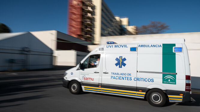 Paso de una ambulancia por el recinto del hospital Infanta Elena durante la jornada de este martes.