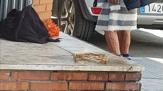 La corona de espinas apareció en la calle de la barriada de Viaplana.