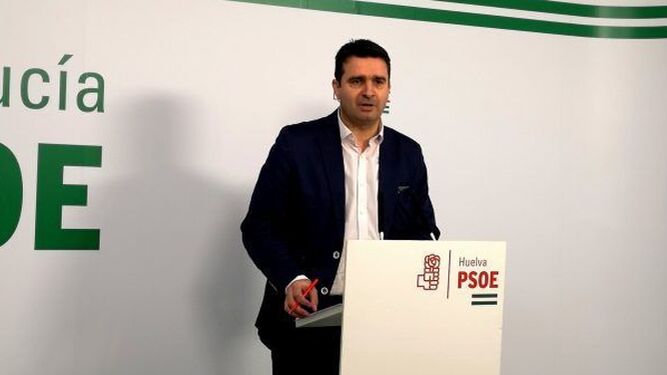 El senador Amaro Huelva, en una rueda de prensa.