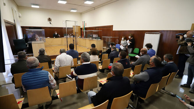 De espaldas, los acusados de la extracción ilegal de aguas de Doñana en la finca Matalagrana.