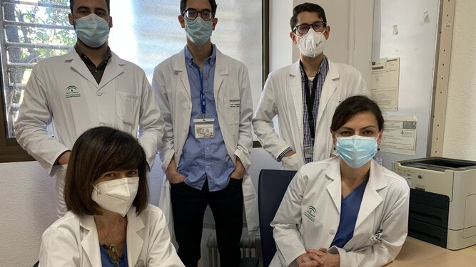 Las doctoras Ángeles García Frasquet e Isabel Nieto; junto David García, Pablo Rodríguez y Alejandro Suero, en el Hospital Macarena.