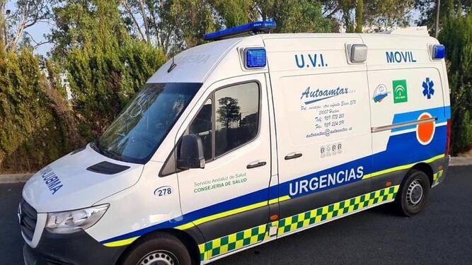 El accidentado ha sido evacuado en ambulancia al Hospital Infanta Elena