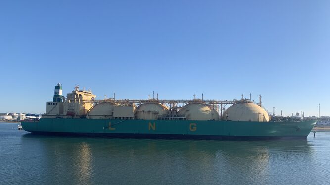 El metanero 'LNG Sokoto' parte del Puerto de Huelva con destino a Tenerife.