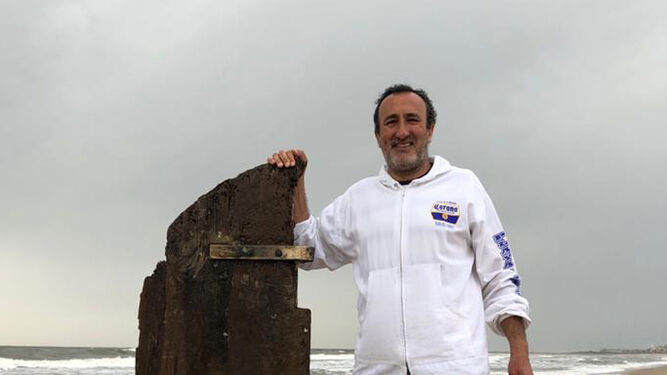 Vicente Ruz con la pala de timón que él mismo halló ayer en una playa de Isla Cristina