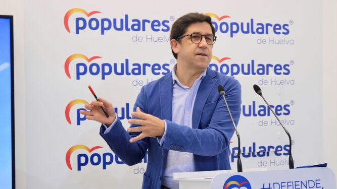 El popular Alberto Fernández durante la rueda de prensa.