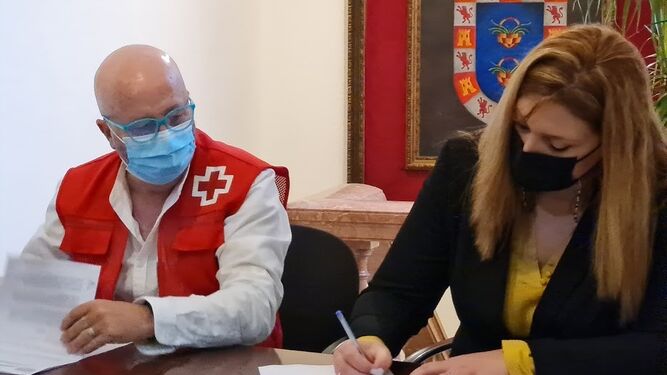 Firma del convenio entre el Ayuntamiento y Cruz Roja.