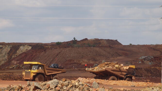 Dos camiones de gran tonelaje en las instalaciones de Atalaya Mining.