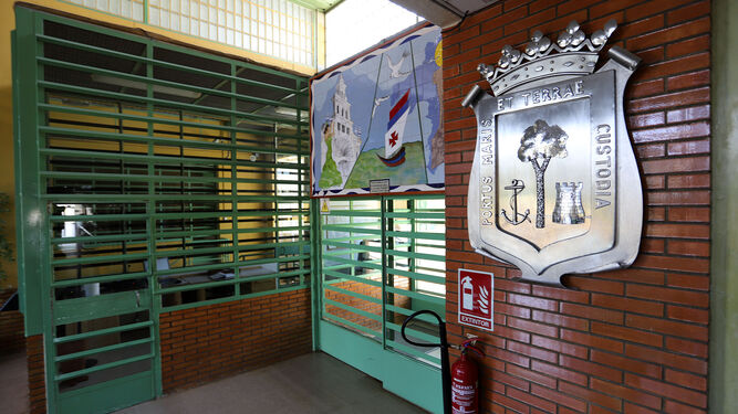 Puerta de acceso al patio central de la prisión de Huelva.