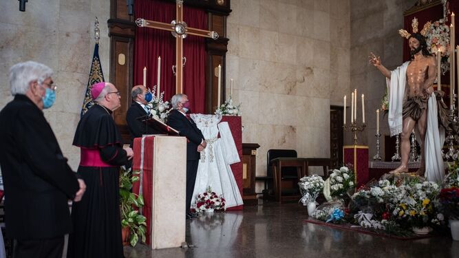 El obispo Santiago Gómez en su visita al Resucitado.