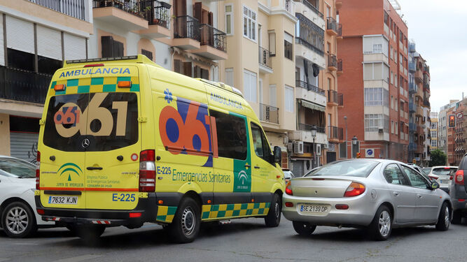 Una ambulancia recorre una calle de la capital onubense durante el día de ayer.