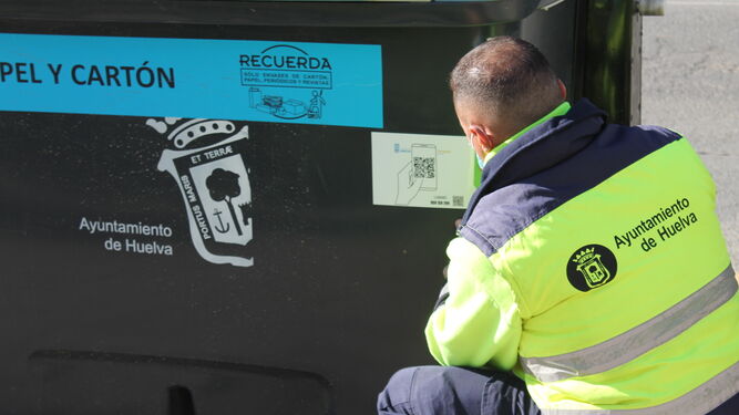 Uno de los códigos QR que han comenzado a instalarse en los contenedores de Huelva.