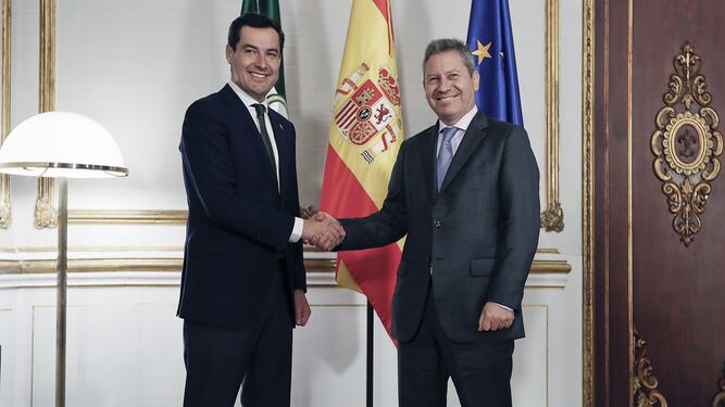 Alberto Gutiérrez, a la derecha, con el presidente de la Junta de Andalucía, Juanma Moreno.