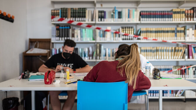 Alumnos de la UHU en una de las salas de estudio del campus del Carmen.