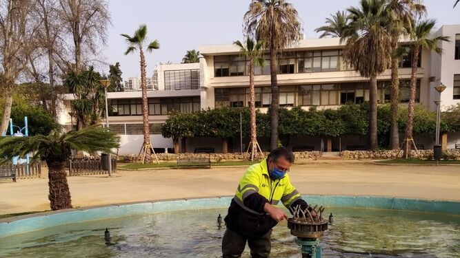 Un operario municipal trabaja en la fuente del parque de Las Palomas