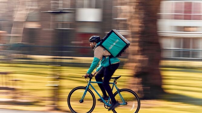 Un "rider" de Deliveroo  haciendo una entrega.