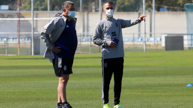 Pouso charla con su segundo, Raúl García, durante un entrenamiento en la Ciudad Deportiva.