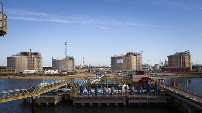 Instalaciones de Gas Natural en la capital onubense, una de cuyas infraestructuras se aprovechará para acelerar la construcción de hidroductos.