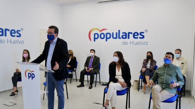 Manuel Andrés González al término de la reunión ayer en la sede de los populares onubenses.