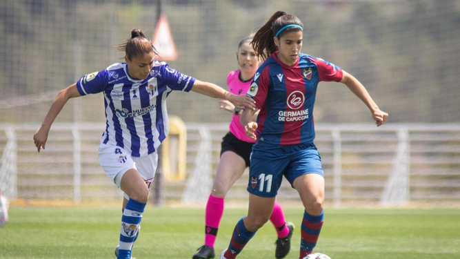 Una jugadora del Sporting persigue a una del Levante en el encuentro de ayer en Buñol.