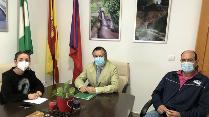 Reunión del delegado de Administración Local, Alfredo Martín con la alcaldesa de Cañaveral de León