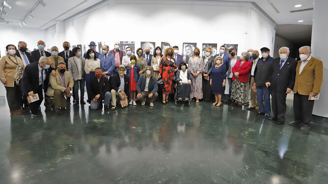 Foto de familia de los retratados y autoridades asistentes a la exposición, inaugurada ayer en la Caja Rural del Sur.