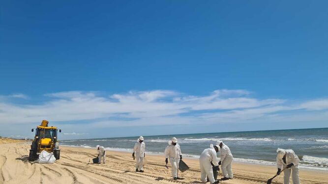 Labores de limpieza de las playas de Mazagón.