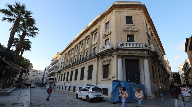 Edificio del Banco de España una vez retirada la grúa al paralizarse las obras.