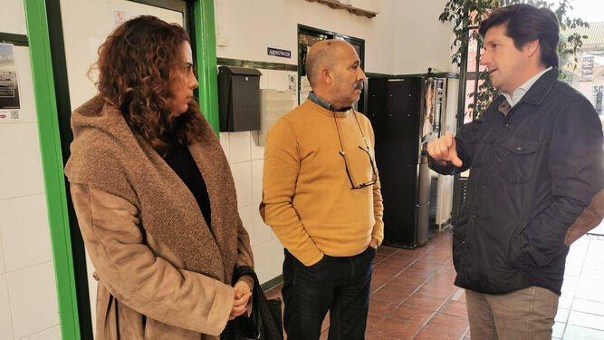 Imagen de archivo de Guillermo García de Longoria y Noelia Álvarez en una visita a la Escuela de Arte León Ortega