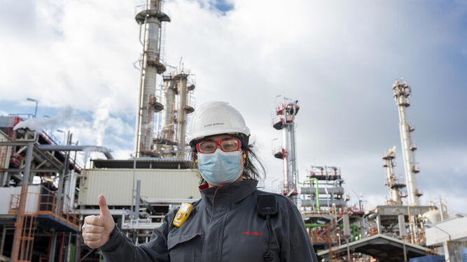 Una trabajadora en la planta de le refinería de Cepsa en Palos.