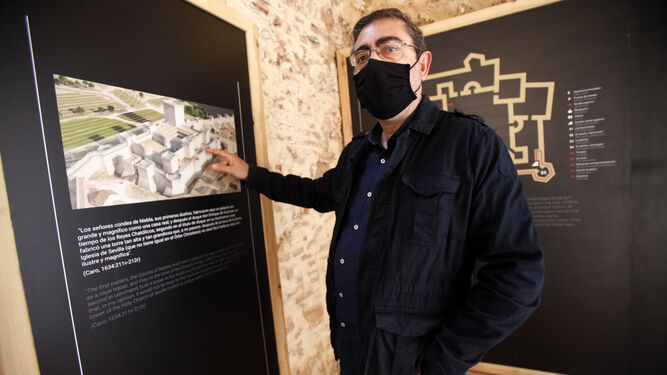 El profesor Tabales junto a una imagen virtual del castillo de Niebla