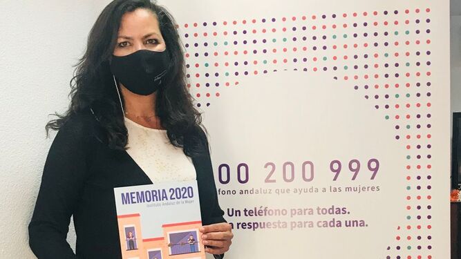 La asesora de programa del IAM en Huelva, María Martín, con la memoria de 2020.