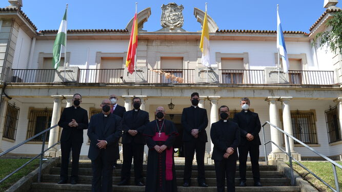 El obispo de Huelva junto a los miembros del nuevo Consejo Episcopal.