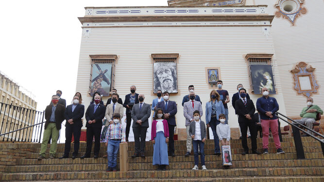 Imagen con las autoridades y los galardonados en las escalinatas de la parroquia de San Pedro.