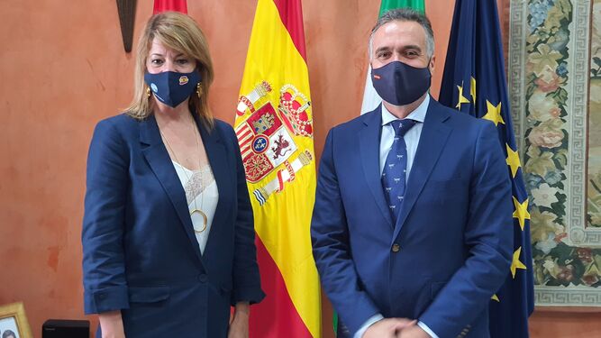La presidenta del Puerto de Huelva junto con el alcalde de La Palma