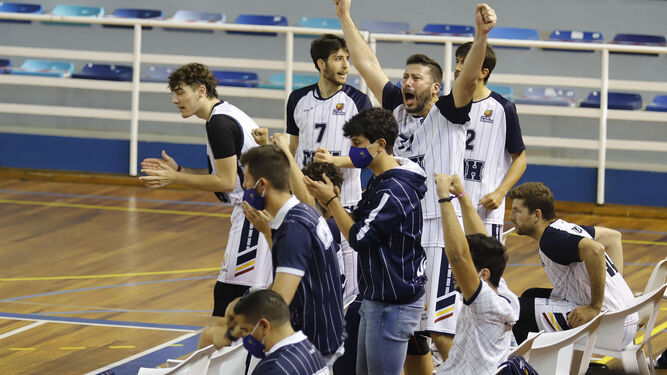 Los jugadores del Ciudad de Huelva celebran una canasta.