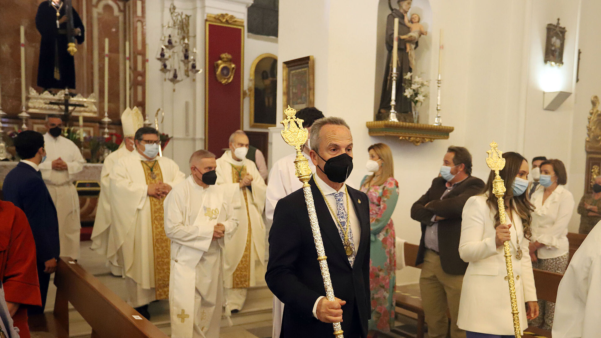 Im&aacute;genes de la misa de la Hermandad del Roc&iacute;o de Huelva oficiada por el Obispo Don Santiago G&oacute;mez Sierra, en la Concepci&oacute;n