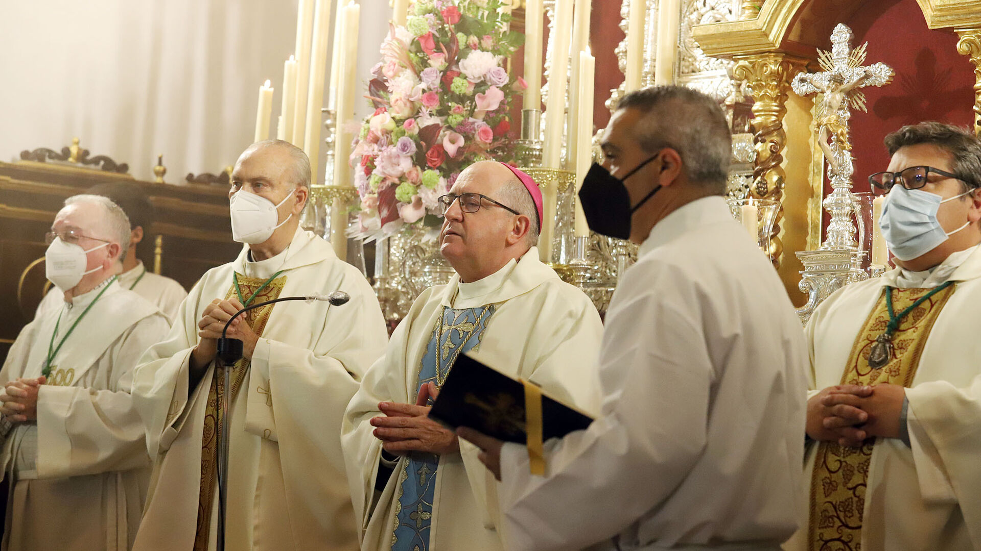 Im&aacute;genes de la misa de la Hermandad del Roc&iacute;o de Huelva oficiada por el Obispo Don Santiago G&oacute;mez Sierra, en la Concepci&oacute;n