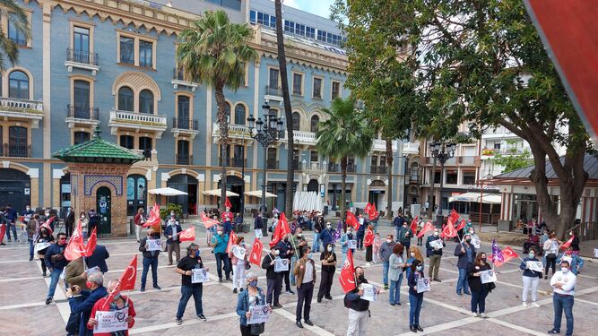 Concentración de los delegados sindicales en la plaza de las Monjas.