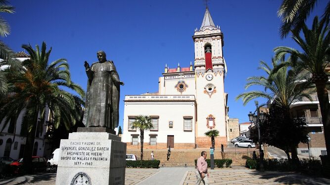 Monumento a San Mnauel González en la plaza de San Pedro.