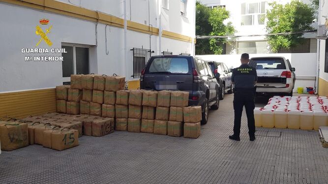 Fardos con droga y garrafas de combustible intervenidos en una operación de la Guardia Civil.