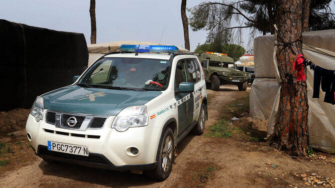 La Guardia Civil en una de las visitas realizadas a los asentamientos con motivo de la pandemia.