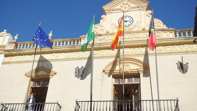 Izada de la bandera de Europa en el Ayuntamiento de Ayamonte