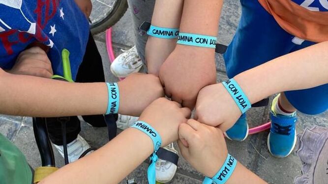 Un grupo de niños con las pulseras solidarias 'Camina con Lola'