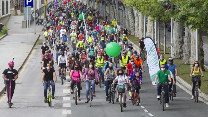 La marcha ciclista recorriendo el Paseo de los Curas.