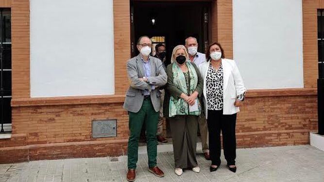 La delegada territorial, Manuela Caro, la alcaldesa de Niebla, Laura Pichardo, y el gerente de los distritos, Antonio Ortega.