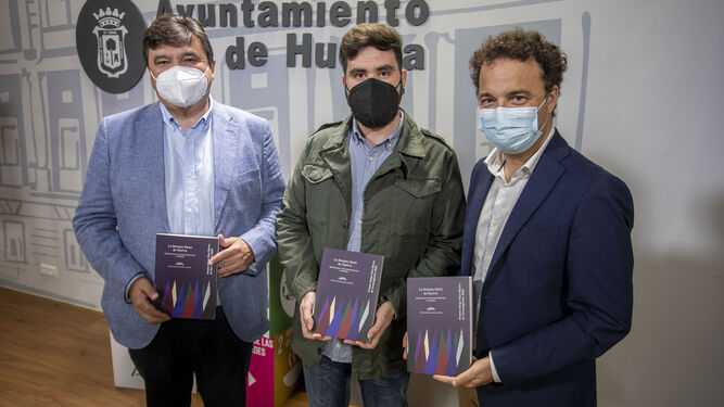 El alcalde, Gabriel Cruz; el autor, José Carlos Mancha; y el teniente de alcalde de Cultura, Daniel Mantero, con el libro fruto de la investigación.