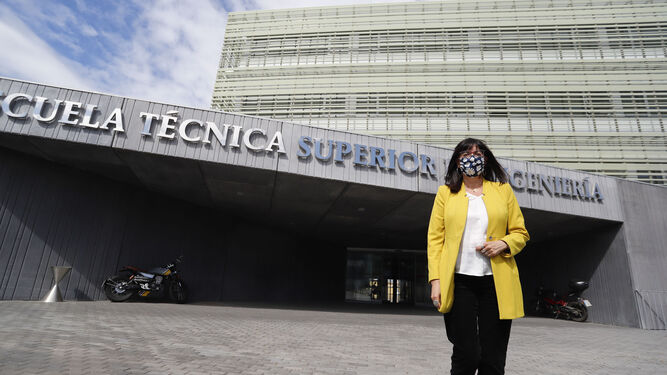 La rectora de la Universidad de Huelva en la puerta de la ETSI.